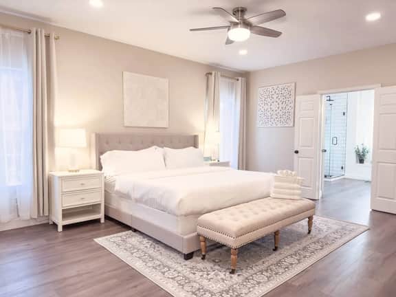 Modern Spacious 7 BR Movie, Game Room & King Beds